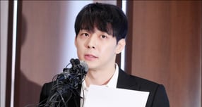 가수 겸 배우 박유천의 전 소속사가 그에 대한 손해배상 소송을 취하하면서 박유천이 전 소속사에 5억을 배상할 의무가 사라졌다. 사진은 박유천이 지난 2019년 서울 중구 프레스센터에서 전 연인 황하나 마약 혐의와 관련해 긴급 기자회견을 열었던 모습. /사진=머니투데이