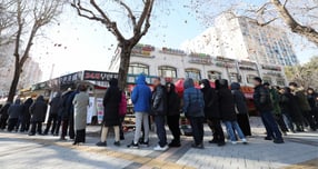 제1207회 로또 당첨 번호 6개를 모두 맞힌 1등은 17명으로 각각 17억3320만원을 받는다. 사진은 서울 시내 한 복권판매점 앞. /사진=뉴시스