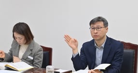  공정식 제29대 하남시 부시장(오른쪽)이 시정 주요 사업의 신속한 파악과 역점 과제들의 차질 없는 추진을 위해 지난 16일 '국별 주요 업무보고회'를 주재하고 있다. /사진제공=하남시