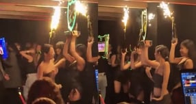 제니의 만 30세 생일 파티 현장이 공개됐다. 사진은 클럽으로 추정되는 장소에서 춤을 추는 제니의 모습. /사진=엑스 캡처 