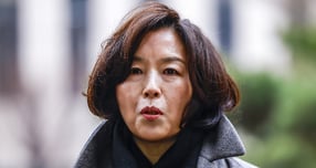 김경 서울시의원이 3차 경찰 조사에 출석했다. 사진은 공천 헌금 의혹을 받는 김경 서울시의원이 18일 서울 마포구 공공범죄수사대에서 경찰 조사를 받기위해 출석하며 취재진 질문에 답하고 있는 모습. /사진=뉴시스