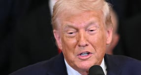 도널드 트럼프 미국 대통령이 15일(현지시간) 워싱턴DC 백악관에서 NHL 스탠리컵 우승팀 플로리다 팬서스를 축하하며 연설하고 있다. /사진=워싱턴 AFP (뉴스1) 