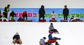 오는 19일은 전국이 대체로 흐리겠다. 사진은 18일 서울 영등포구 여의도한강공원 눈썰매장을 찾은 시민과 어린이들이 즐거운 시간을 보내고 있는 모습. /사진=뉴시스\