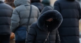 19일부터 이번주 내내 한파가 이어지겠다. 사진은 전국 대부분이 영하권으로 체감 온도가 영하 15도까지 떨어진 지난 12일 오전 서울 종로구 광화문 네거리에서 시민들이 몸을 움츠린 채 출근길을 서두르고 있는 모습. /사진=뉴스