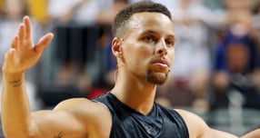 미국 NBA 골든 스테이트 워리어스팀의 스테판 커리의 유니폼이 거액에 팔렸다. 사진은 스테판 커리가 서울 중구 장충체육관에서 열린 '언더아머-스테판 커리 라이브 인 서울' 행사에서 인사하고 있는 모습. /사진=머니투데이