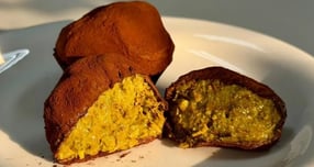 두바이 쫀득쿠키 판매를 일방적으로 거부한 카페 사장에 대한 사연이 전해졌다. 사진은 기사의 이해를 돕기 위한 두바이 쫀득쿠키. /사진=BBC 캡처