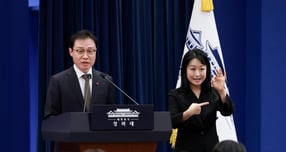 [서울=뉴시스] 고범준 기자 = 이규연 홍보소통수석이 31일 청와대 춘추관에서 KTV 생중계 확대 관련 브리핑을 마치고 출입기자 질문에 답변하고 있다. 2025.12.31. bjko@newsis.com /사진=고범준