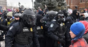 (미니애폴리스 AFP=뉴스1) 윤다정 기자 = 15일(현지시간) 미국 미네소타주 미니애폴리스에서 세관국경보호국(CBP) 요원들이 이민세관단속국(ICE) 반대 집회 중인 시위대와 대치하고 있다. 2026.01.15.  ⓒ AFP=뉴스1  Copyright © 뉴스1. All rights reserved. 무단 전재 및 재배포,  AI학습 이용 금지. /사진=(미니애폴리스 AFP=뉴스1) 윤다정 기자