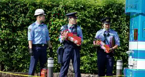 일본에서 40대 한국 남성이 문이 열린 집을 무단으로 들어가 현금 등을 훔친 혐의로 현지 경찰에 체포됐다. 사진은 2024년 10월19일 일본 도쿄에서 근무 중인 현지 경찰들의 모습. 해당 기사와 직접적인 연관 없음. /사진=로이터