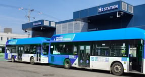 수소충전소에서 충전하는 공공버스 모습. /사진제공=경기도