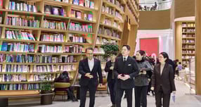 정용진 신세계그룹 회장이 지난 16일 스타필드 빌리지 운정을 찾아 ‘센트럴 파드’를 둘러보고 있다. /사진=신세계그룹