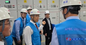 APEC 행사 기간 중 무결점 전력 공급을 다짐하는 김동철 한국전력 사장과 직원들의 모습. /사진=한국전력