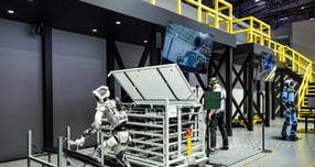 현대차그룹의 미래 모빌리티 사업에서 현대오토에버의 역할이 부각되고 있다. 단순 IT·SW 계열사를 넘어 로보틱스와 SDV 전환의 핵심으로 떠올랐다는 평가다. 사진은 차세대 전동식 아틀라스 연구형 모델(왼쪽)의 모습. /사진=현대차