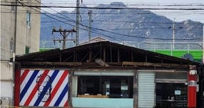 지난 10일 강풍에 간판 추락 사고가 일어난 의정부 호원동 상점. /사진=고상규 기자