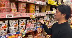  GS리테일이 운영하는 편의점 GS25가 출시한자체 브랜드(PB) 상품들이 국내외 시장에서 잇달아 인기를 끌면서 K푸드 전진기지로서 입지를 확대하고 있다. 사진은 고객이 일본 돈키호테 매장에서 GS25의 PB라면 '오모리' 시리즈를 살펴보고 있는 모습 연출. /사진=GS