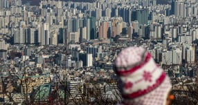 서울 남산에서 시내 아파트가 보이고 있다./사진=뉴시스