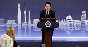 이재명 대통령의 첫 신년 기자회견이 하루 앞으로 다가온 가운데 이 대통령은 균형발전과 국민통합을 앞세워 집권 2년 차 국정 청사진을 내놓는 한편 한미·한중·한일 정상외교 이후의 대외 전략과 규제·금융·공공 등 6대 분야 구조개혁 추진 의지도 재확인할 것으로 전망된다.사진은 이재명 대통령이 19일 청와대에서 열린 조르자 멜로니 이탈리아 총리 공식 오찬에서 환영사를 하고 있는 모습. /사진=뉴스