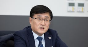 지난 15일 김성환 기후에너지환경부장관이 서울 종로구 정부서울청사에서 배경훈 부총리 겸 과학기술정보통신부 장관과 기후위기 대응 및 에너지전환 부문 기술개발 협력을 강화하기 위한 간담회를 갖고 양 부처 협력사항을 논의하고 있다. /사진=뉴시스(기후에너지환경부)