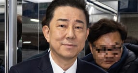 김병기 전 더불어민주당 원내대표가 자진 탈당했다. 사진은 김 전 원내대표가 19일 서울 여의도 국회 소통관에서 당 윤리심판원의 제명 결정에 대한 입장을 밝히는 기자회견을 마치고 지하주차장으로 이동하고 있는 모습. /사진=뉴스