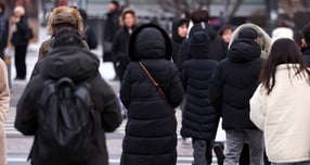 20일부터 전국적으로 강한 추위가 이어지겠다. 사진은 절기상 대한(大寒)을 하루 앞둔 지난 19일 오전 서울 세종대로 광화문역 네거리에서 시민들이 발걸음을 옮기고 있는 모습. /사진=뉴스1\