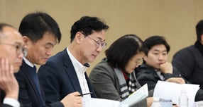 15일 정명근 화성특례시장(왼쪽으로부터 3번째)이 광역비즈니스컴플렉스 민관정공 2차 회의에서 발언하고 있다. /사진제공=화성특례시