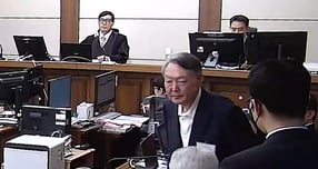 윤석열 전 대통령 측이 체포 방해 혐의 1심 판결에 대해 항소장을 제출했다. 사진은 윤석열 전 대통령이 지난 16일 오후 서울 서초구 중앙지방법원에서 체포 방해와 국무위원 심의권 침해 등 혐의 1심 징역 5년을 선고받은 뒤 퇴장하는 모습. /사진=뉴스1(중앙지법 제공)