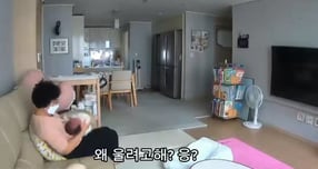 정부 인증을 받은 산후도우미가 생후 한 달 된 아기를 폭행한 정황이 담긴 CCTV 영상이 공개됐다. /사진=보배드림 캡