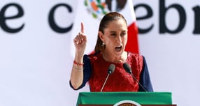 클라우디아 셰인바움 멕시코 대통령이 방탄소년단(BTS) 콘서트 개최를 기자회견에서 언급했다. 사진은 셰인바움 대통령이 지난해 12월6일 멕시코시티 소칼로 광장에서 열린 모레나당 집권 7주년 기념 행사에 참석해 연설한 모습. /사진=로이터