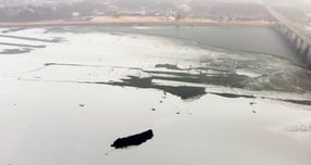 제주와 경남을 제외한 전국 대부분 지역에 한파 특보가 내려졌다. 사진은 지난 12일 경기 하남시 미사대교 인근 얼어붙은 한강 위로 눈이 쌓인 모습. /사진=뉴시스