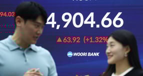 코스피 5000 달성까지 100포인트도 남지 않았다. 사진은 지난 19일 오후 서울 중구 우리은행 본점 딜링룸. /사진=뉴시스