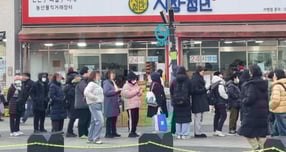 영하의 날씨가 이어지면 자판기에서 핫팩을 무료구입하기 위한 군포 시민들 행렬. /사진제공=군포시