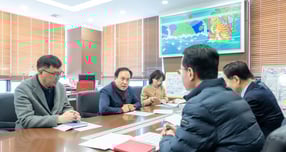 이권재 오산시장(왼쪽서 2번째)이 집단에너지 공급사인 DS파워 관계자와 지역난방 열요금 인하를 위한 회의를 진행하고 있다. /사진제공=오산시