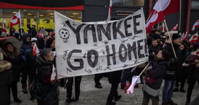 지난 17일(현지 시각) 그린란드 수도 누크에서 도널드 트럼프 미국 대통령의 그린란드 영유 요구에 반발한 시위가 열렸다. /사진=로이터