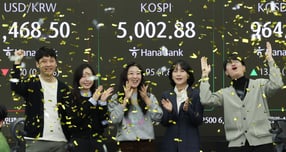 반도체가 주도주였다면 방산주가 힘을 보탰다. 사진은 2025년 11월16일 한화오션 거제사업장을 방문한 대릴 커들 미국 해군참모총장./사진=뉴스