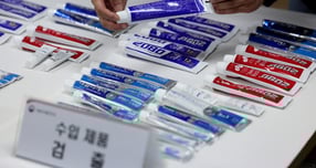  식품의약품안전처가 애경산업이 국내에 들여온 2080치약 수입제품(6종) 870개 제조번호 중 754개 제조번호에서 트리클로산이 최대 0.16%까지 검출됐다고 밝혔다. 사진은 지난 20일 서울 양천구 서울지방식약청 브리핑실에서 열린 애경산업 2080 치약의 트리클로산 검출 관련 브리핑에서 트리클로산이 검출된 수입 제품이 진열돼 있는 모습. /사진=뉴스