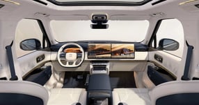 삼성디스플레이가 지난해 말부터 중국 전기차 브랜드에 차량용 OLED를 공급해 왔다. 기술력을 인정받으며 시장 성장을 주도하는 분위기다. 사진은 9X에 설치된 16형 CID와 PID 모습. /사진제공=삼성디스플레이