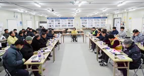 김보라 안성시장이 지난 20일 세종-포천고속도로 현장사무실에서 관계자들과 논의를 하고 있다. /사진제공=안성시