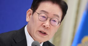 이재명 대통령이 21일 청와대 영빈관에서 열린 신년 기자회견에서 취재진 질문에 답변하고 있다. / 사진=뉴스