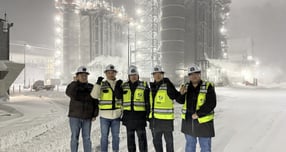 박영철 남부발전 경영기획부사장(가운데)이 현지시간 20일, 영하 20도의 혹한 속에서 미국 나일스 발전소를 찾아 현장경영 후, 관계자들과 기념촬영을 하고 있다./사진=남부발전