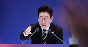 이번 회견에는 '탈권위'를 내건 이 대통령의 국정운영 기조가 고스란히 반영됐다.사진은 21일 청와대 영빈관에서 열린 이재명 대통령 2026년 신년 기자회견에서 강훈식 비서실장을 비롯한 참모진이 이 대통령 발언을 듣고 있는 모습. 오른쪽부터 봉욱 민정수석, 전성환 경청통합수석, 조성주 인사수석, 이규연 홍보소통수석, 홍익표 정무수석, 김용범 정책실장, 위성락 국가안보실장, 강훈식 비서실장. /사진=뉴시스