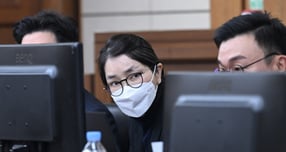 국가유산청(청장 허민)은 국가유산 사적 유용 의혹과 관련한 자체 특별감사를 통해 김건희 씨를 종로경찰서에 고발했다. 사진은 지난해 12월 3일 서울 서초구 서울중앙지방법원에서 열린 자본시장법 위반 혐의 결심 공판에 출석한 도이치모터스 주가조작과 명태균 공천개입, 통일교 청탁·뇌물 수수 의혹 혐의 등으로 구속기소 된 김건희 씨. /사진=뉴스