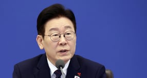 이재명 대통령이 공언했던 코스피지수 5000시대가 22일 열렸다. 사진은 이날 청와대에서 열린 수석보좌관회의에 참석했던 이 대통령. /사진=뉴시스