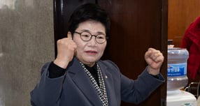  임이자 국회 재정경제기획위원장이 21일 서울 여의도 국회에서 송언석 국민의힘 원내대표와 만난 후 원내수석부대표실로 들어서고 있다./사진제공=뉴스