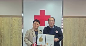 이준영 대구고검 행정관(왼쪽)이 대한적십자사 금상을 수상했다./사진제공=대한적십자사