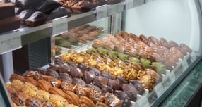 고소한 버터의 풍미와 다양한 재료 조합으로 사랑받는 구움 과자 맛집에 대한 관심이 커지고 있다. 사진은 과자방의 마들렌 쇼케이스. /사진=다이어리알