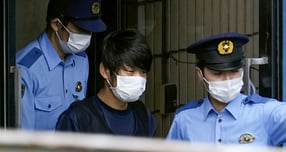 아베 신조 전 일본 총리를 총격 살해한 피고인 야마가미 데쓰야가 무기징역을 선고받았다. 사진은 2022년 7월10일 검찰로 이송된 야마가미(가운데)의 모습. /사진=로이터 