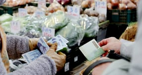 서울 시내의 한 전통시장에서 시민들이 채소를 구매하고 있다. / 사진=뉴시스  