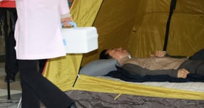 이재명 대통령이 '통일교 공천헌금 특검' 수용을 촉구하며 단식 농성 중인 장동혁 국민의힘 대표의 1대1 영수회담 요구에 대해 사실상 거부 의사를 밝혔다. 사진은 단식농성을 이레째 이어가고 있는 장동혁 국민의힘 대표가 21일 서울 여의도 국회 로텐더홀 농성장에서 의료진 검진 후 텐트에 누워 있는 모습. /사진=뉴시스