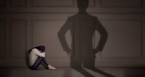 아내를 상습 폭행한 혐의로 재판에 넘겨진 프로야구 선수 출신 부산 조직폭력배이자 인터넷 방송인(BJ)이 징역형을 선고받았다. /자료사진=클립아트코리아