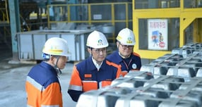 최윤범 고려아연 회장이 온산제련소 내 안티모니 공장을 방문해 생산제품을 둘러보고 있다. / 사진=고려아연